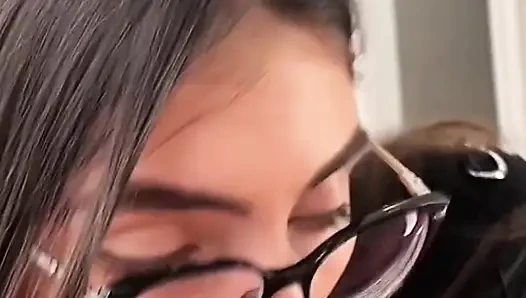 Ateşli genç 18 yaşındaki esmer sikim bakış açısıyla daha fazla dayanamayacak kadar sert ıslak sakso çekiyor