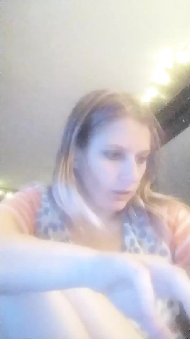 Harley sux lastik dildo arkadaşıyla telefonda konuşurken