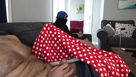 Üvey annem büyük yarağımı önünde teşhir ettikten sonra karşı koyamadı