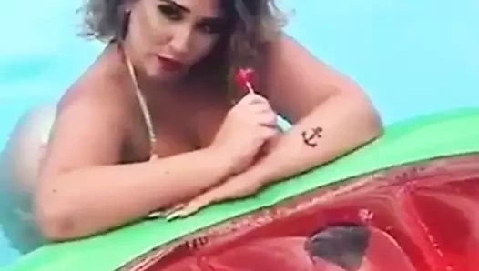 Havuzda sıcak fotoğraf çekimi