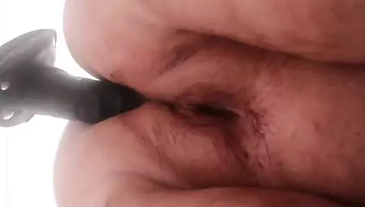 İri güzel kadın dildoyla sikişiyor