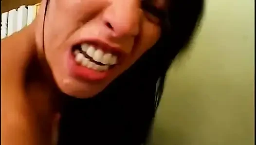 Dik memeli esmer kadın tüm deliklerine iki büyük yarak alıyor