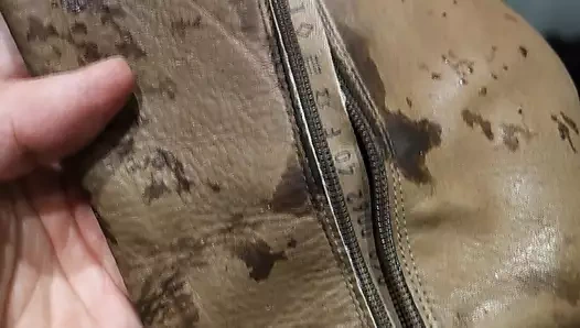 Kız arkadaşımın yüksek deri çizmelerine bakıyorum.