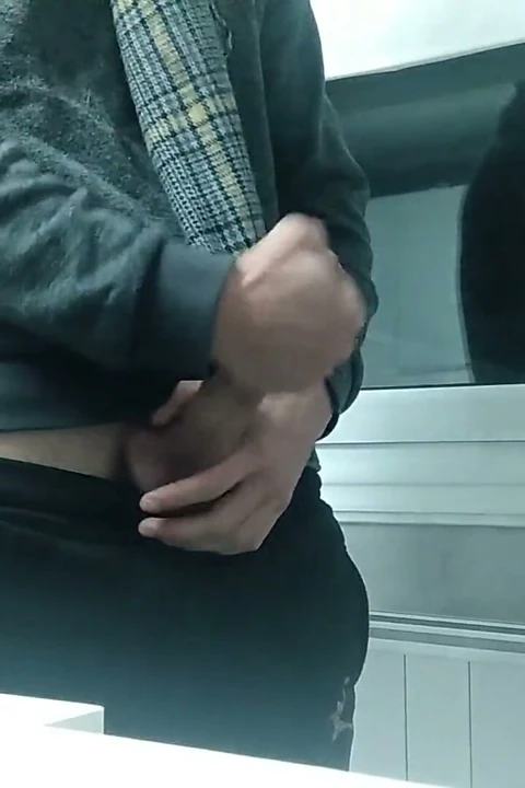 Atkılı büyük yaraklı adam, üşüyor ve mastürbasyon yapıyor ve ısınmak için boşalıyor