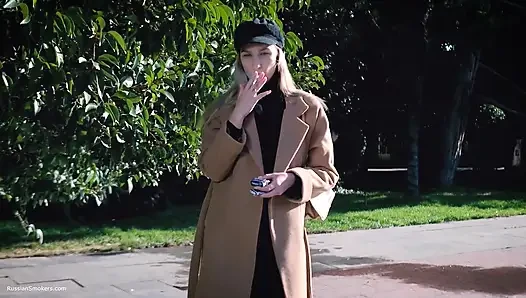 Beaty Rus kızla açık havada sigara içiyor 2