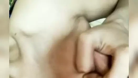 Lustyanju - sıkılmış çıplak göğüsler