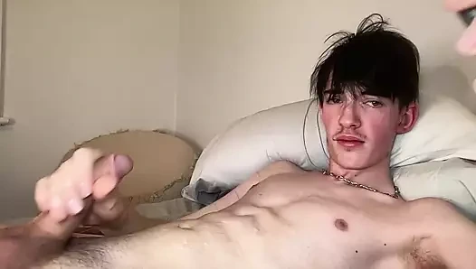 Genç twink daha sert olmadan kendi üzerine boşalıyor