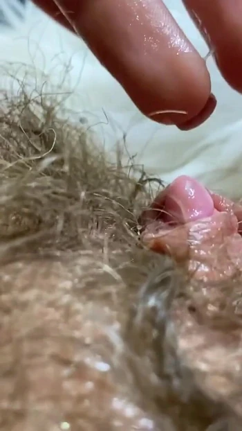 Мощный момент из "Огромный эрегированные клитор трахает вагину глубоко внутри большого оргазма"