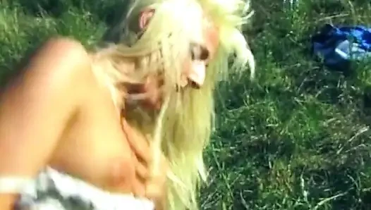 Sarışın amatör açık havada çimenlerde sert sikiliyor
