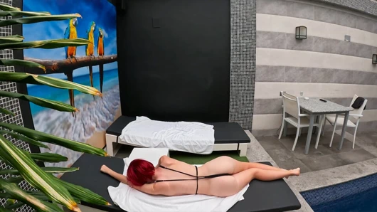 Üvey kız kardeşim seksi iç çamaşırlı havuzda ve boşalmamı bitirene kadar bana iyi bir sakso çekiyor