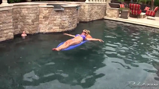 Rachel Aziani havuzdayken delikleriyle oynuyor