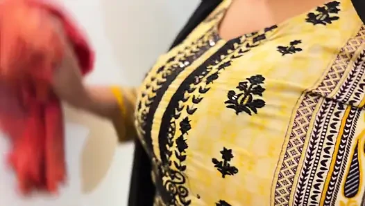 Güzel büyük götüm ve büyük memeli ateşli oda arkadaşım külotsuz tesettürlü kamiz külot giyiyor ve odamızı temizliyorum