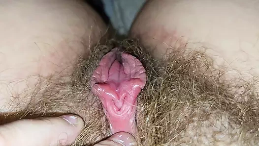 Şişman kıllı amcık için klitoris pompalama ve orgazm