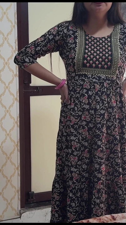 Büyük üvey kız kardeşim kızdı, tek kişilik yatağı paylaştık, tam Hintçe ses