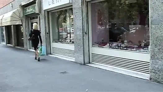 Büyük memeli ve seksi iç çamaşırlı çarpıcı sarışın orta yaşlı seksi kadın onun için daha genç bir yarağa sahip