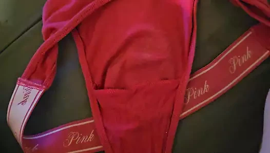 Üvey kız kardeş kırmızı tanganın içine boşalıyor