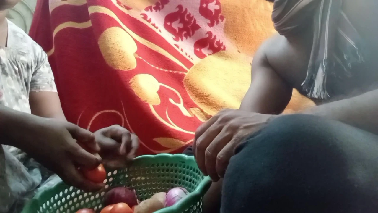 तमिल आंटी सब्जी विक्रेता के साथ रफ सेक्स कर रही है तमिल स्पष्ट ऑडियो 100%