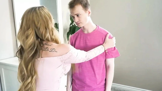 Anne takası - büyük memeli orta yaşlı seksi kadınlar üniversiteye gitmelerine izin vermeden önce gençleri değiştiriyor ve yaraklarına biniyor