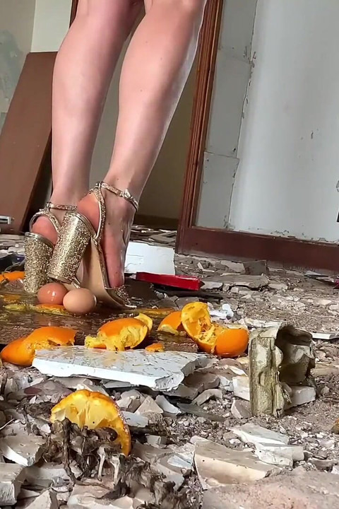 Topuklu ayakkabı altında ezildi