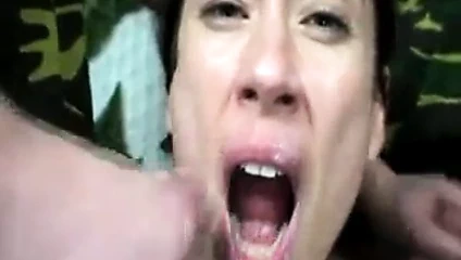 Asker kız büyük emiyor