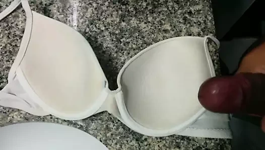 Cum üzerinde iç tarafta beyaz sutyen