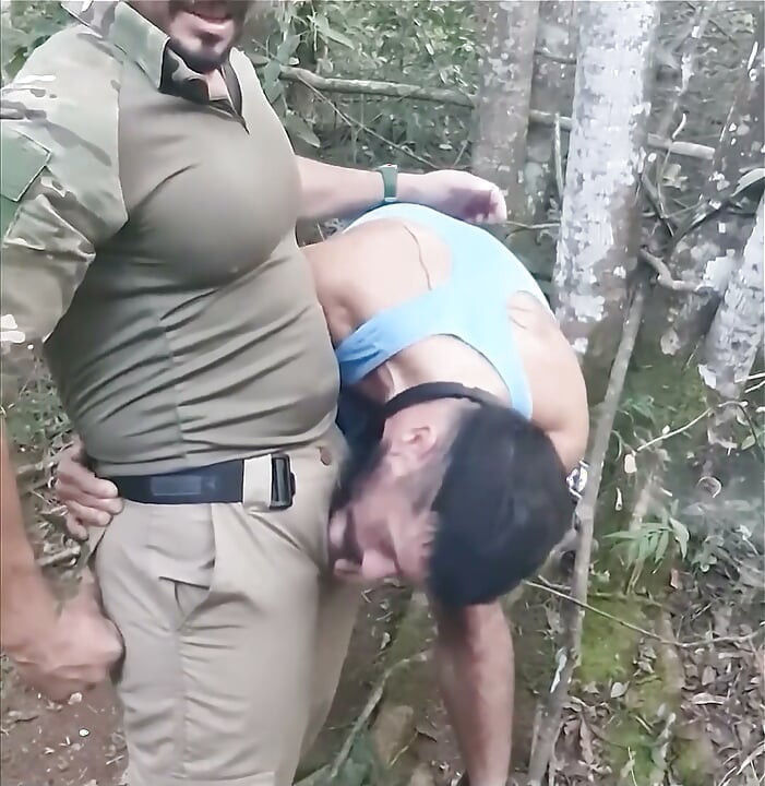 Polisin büyük yarağını emiyor