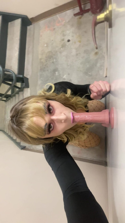 Kadın kılıklı kadın kılıklı sürtük rylie dewhore halka açık merdiven boşluğunda büyük dildo emiyor neredeyse amatör kadın egemenliği sakso çekiyor
