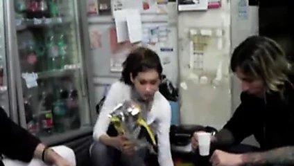 Beni arka mağazada uçur