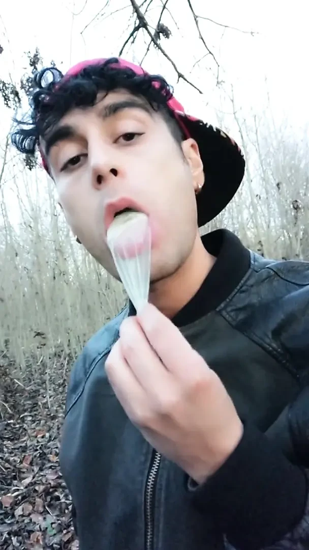 Twink sakız gibi sikiştikten sonra döl dolu prezervatif kullanıyor ve diline prezervatif koyuyor
