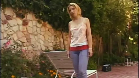 minyon sarışın fahişe alır KEDİ dövülerek üzerinde çim sandalye