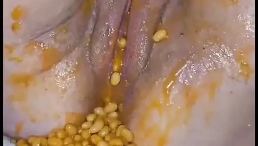 Dağınık döl ve yemek dolu amcık