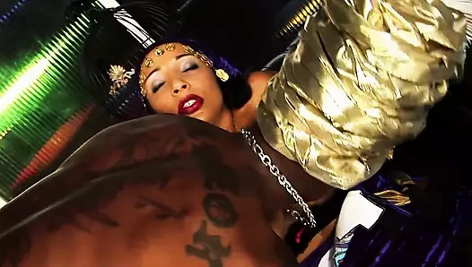 Tombul çingene bebek Romana Ryder ırklararası fantezide derinden sikiliyor