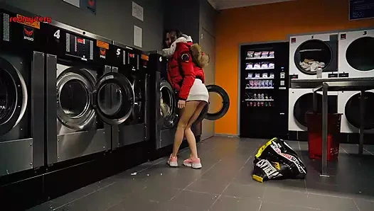 Öğrenci herkesin içinde amını parmaklıyor