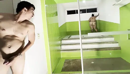 Komşumu jakuzideyken görüyorum ve bu oldu