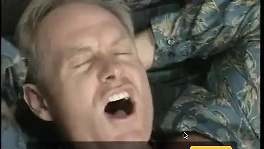 İri göğüslü sarışın hatun yarağa nasıl binmeyi çok iyi biliyor