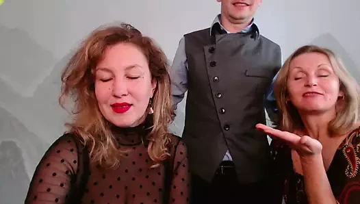 2 milfs aşk için emmek ve kızdırmak genç adam