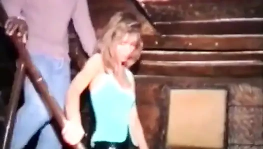Ateşli sarışın sarışın kız siyah bir adam ve bir kulüpteki garson tarafından sikiliyor!