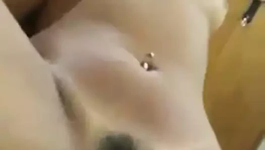 novia muy cachonda con el clitoris inchado. big clit