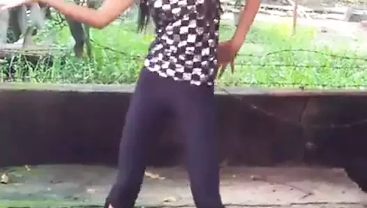 Dans eden güzel ve seksi kız kız.mp4