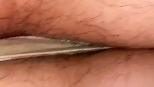 Kız arkadaşımın kıçını yayıyorum, böylece onun kıllı kıçını görebilirsin