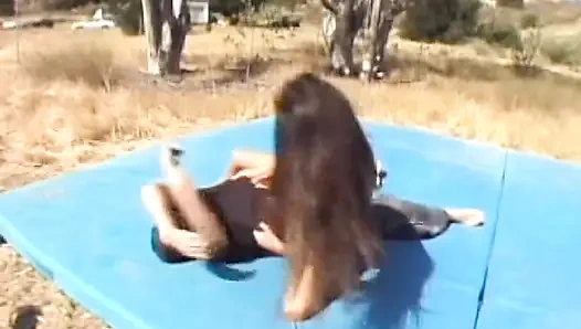 Güzel Fransız genç kız açık havada sikiştikten sonra dölle püskürtülüyor