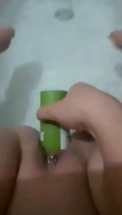 Tuhaf sokma: oda spreyi kutusu ile mastürbasyon