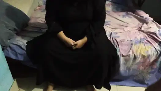 Büyük memeli Endonezyalı orta yaşlı seksi kadın adam tarafından sert sikiliyor - tesettür ve burqa