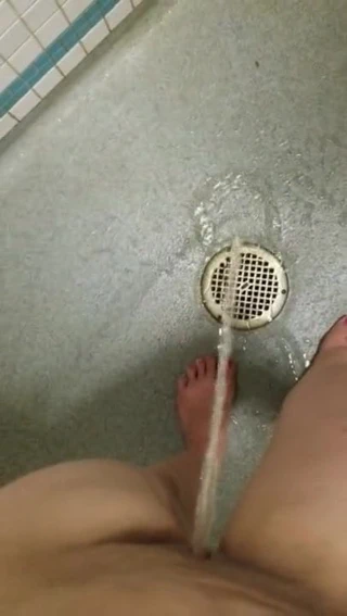 Kanalizasyon kapağına hızlı işemek