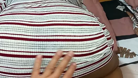 Üvey anne dört ayak üstüne koyulmayı ve sıkı ve sulu amcığını üvey oğluna yok etmeyi seviyor