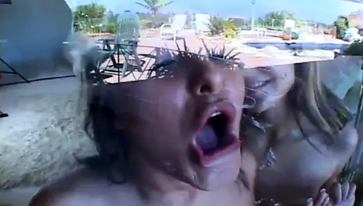 Kinzie ve Joey istekli deliklerini birden fazla yarakla paylaşıyor