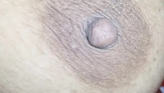 Geceleri, Nadia üvey oğlunun penisini emiyor.