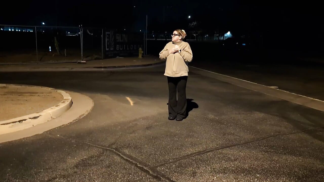 Tombul Iri Güzel Evli Kadın Serin Bir Sabahta Halka açık Seks! Badblondiemonroe