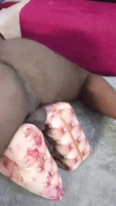 Bir kadın penisime bakmaya devam etti, bu da penisimi tamamen gergin hale getirdi; Çıkıntı iç çamaşırımın içinden görünüyor. Sonra numaramı istedi, | Klip 1