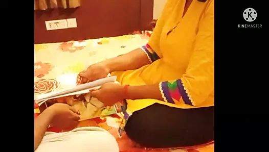 Öğretmen, öğrencisini net Hintçe ses ile baştan çıkarır.